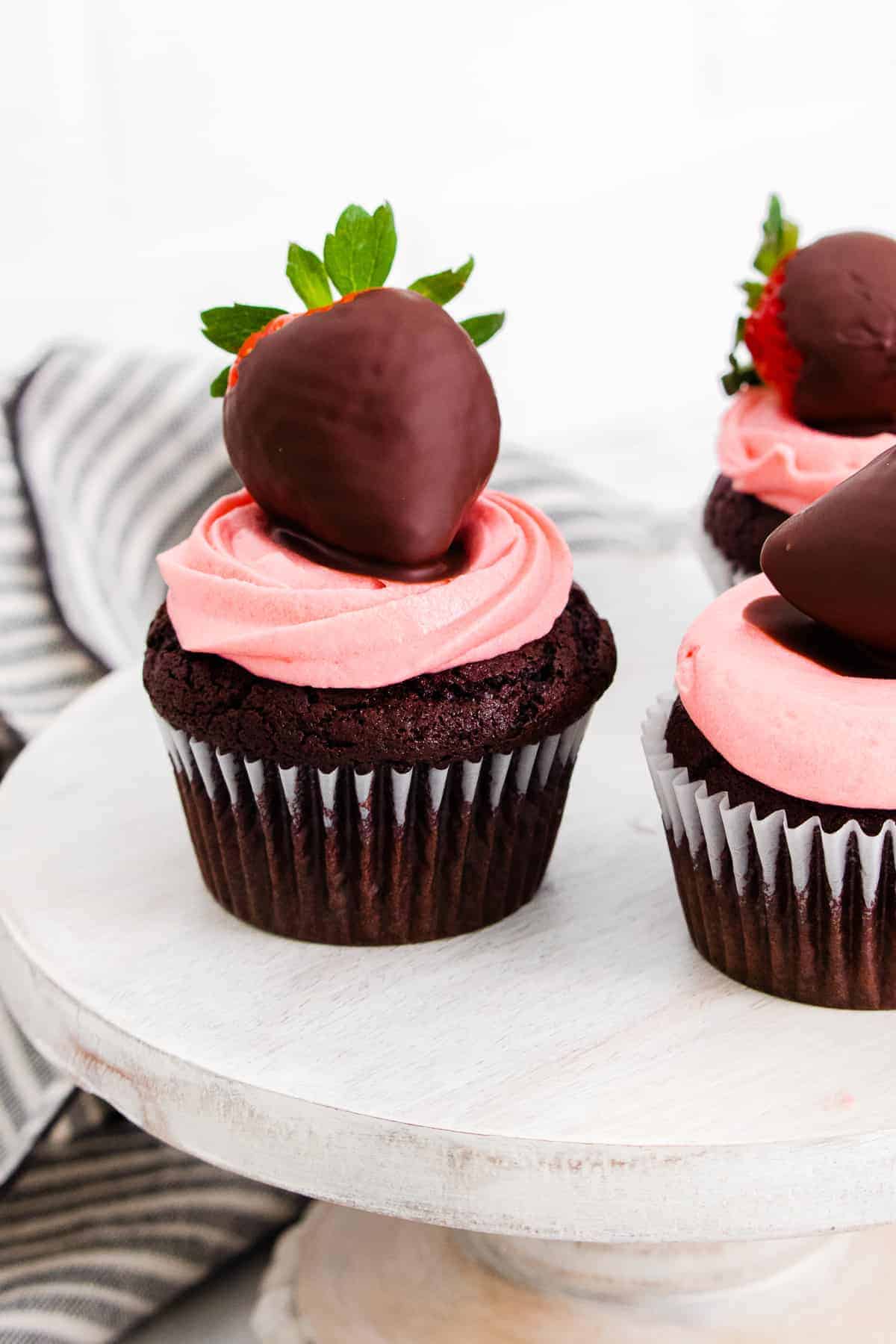 Chocolate Covered Strawberry Cupcakes Easy Dessert Recipes 