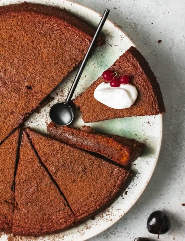 flourless chocolate cake overhead image