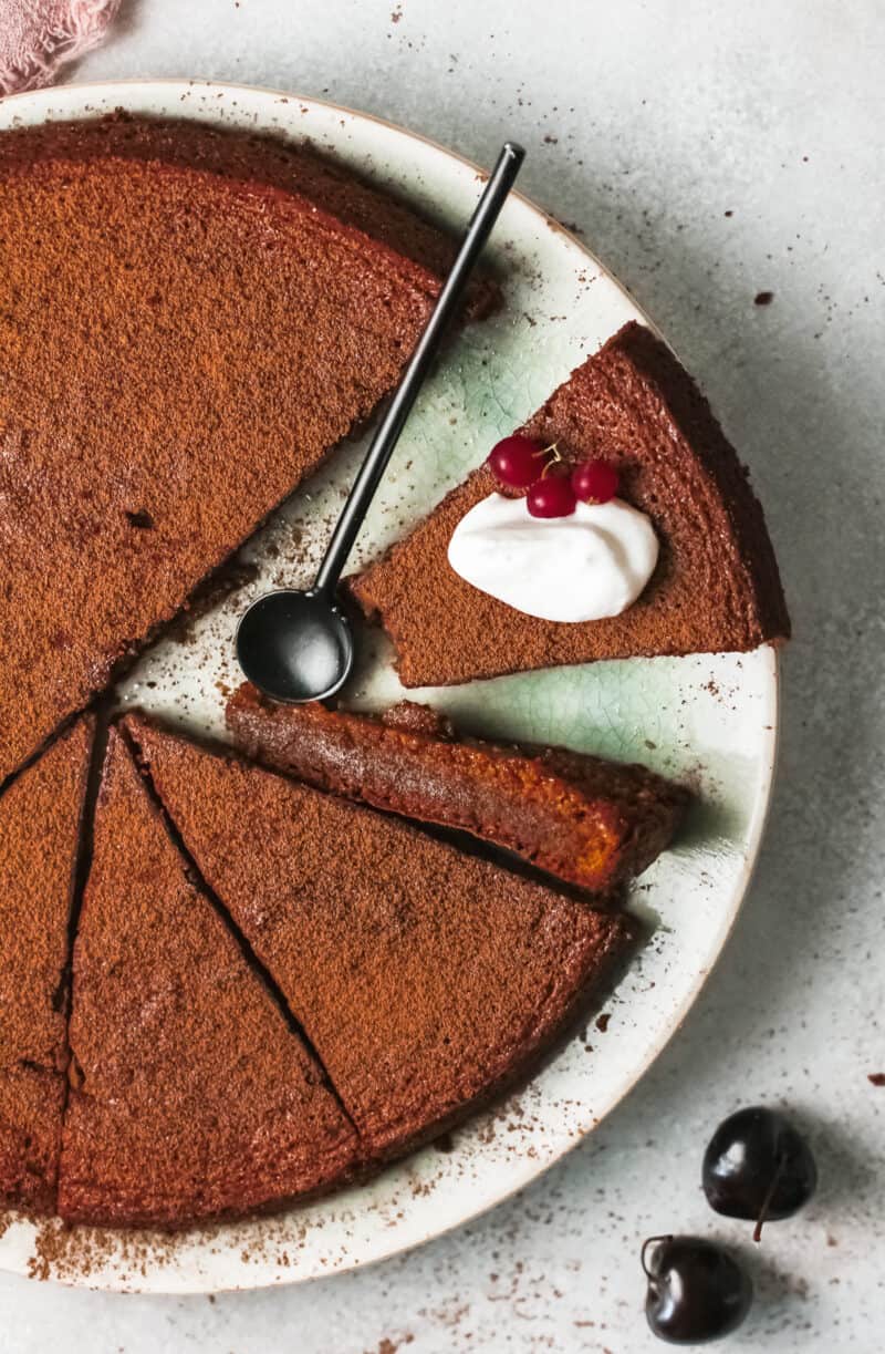 flourless chocolate cake overhead image