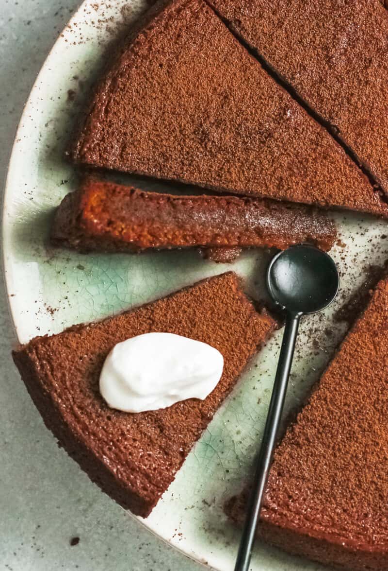 flourless chocolate cake overhead image