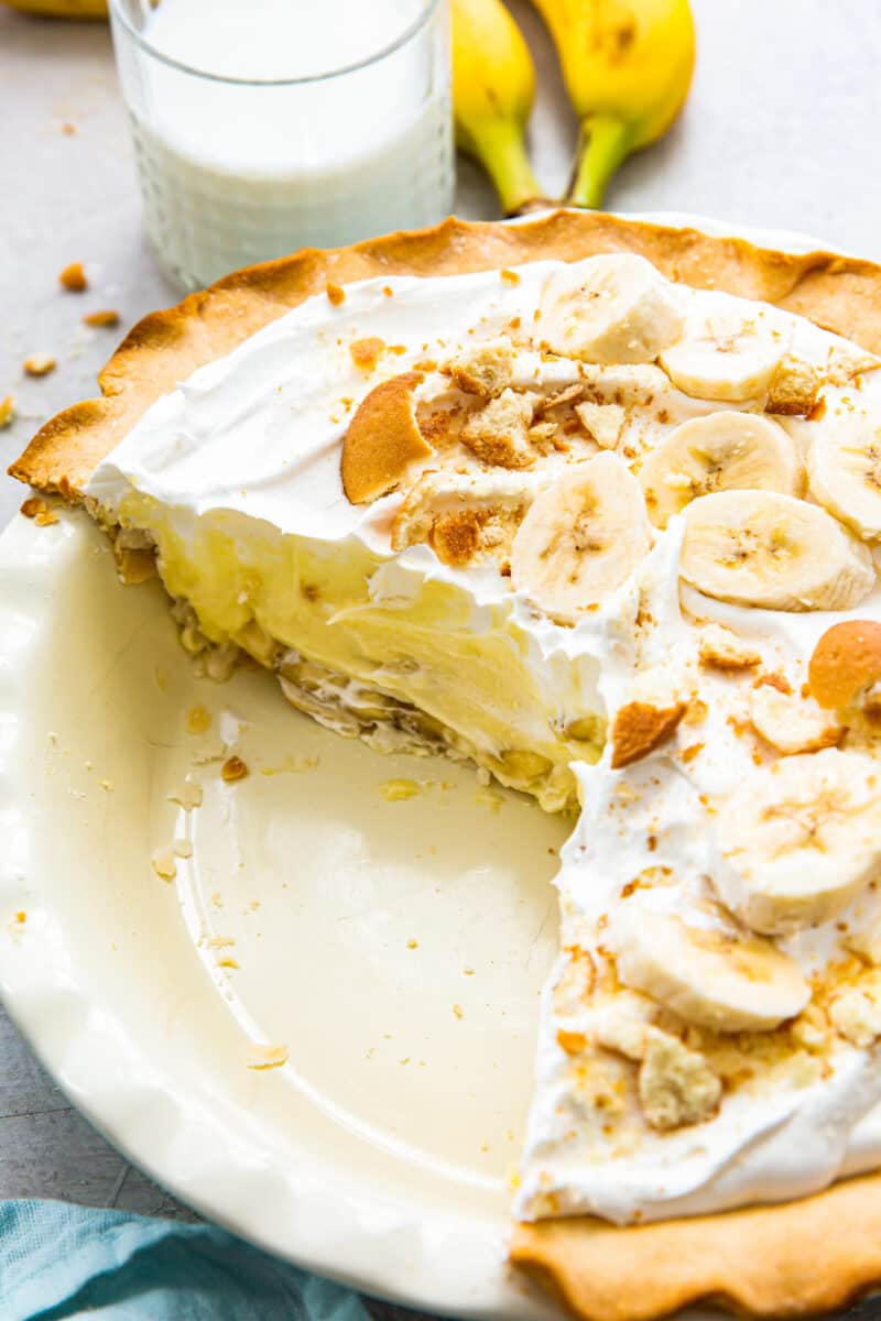 banana cream pie in pie plate