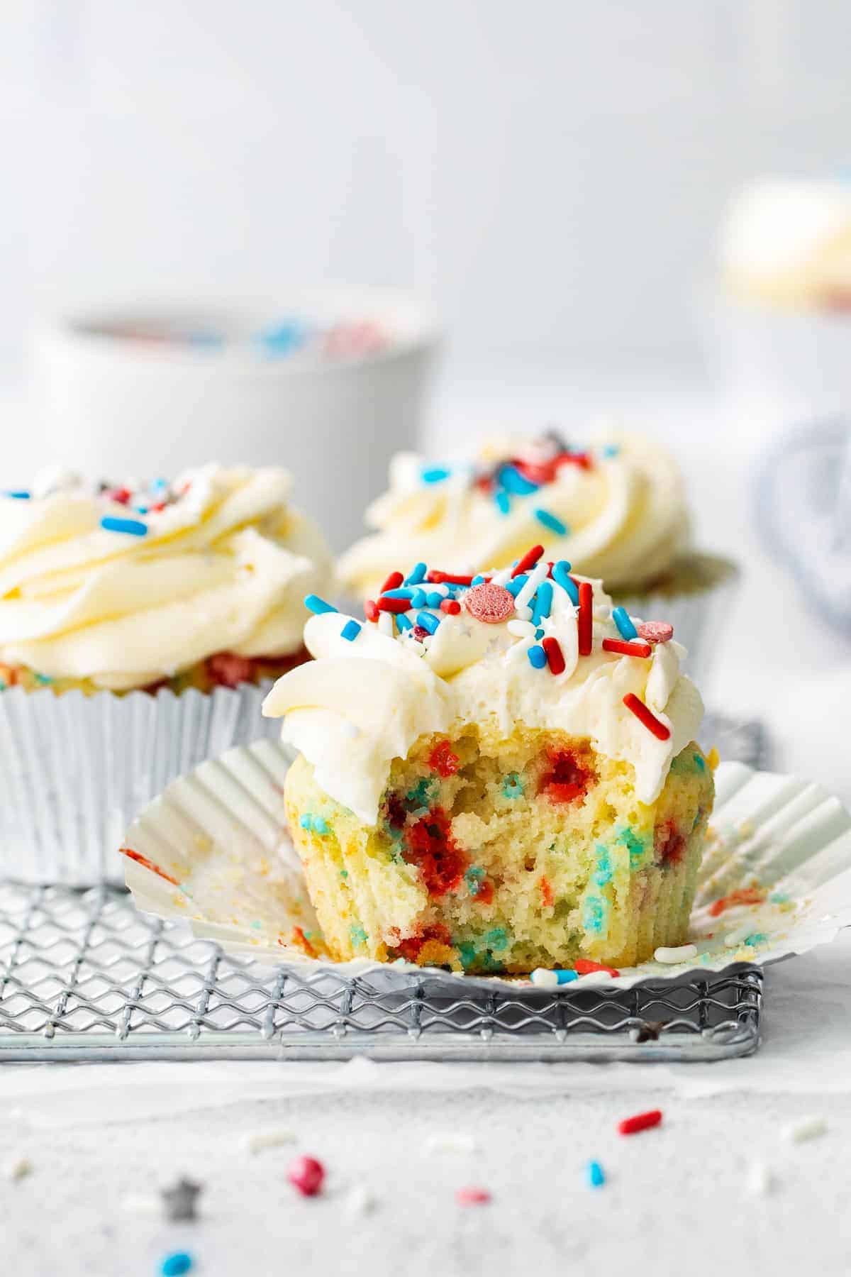 https://easydessertrecipes.com/wp-content/uploads/2021/06/fourth-of-july-cupcakes-recipe-7.jpg