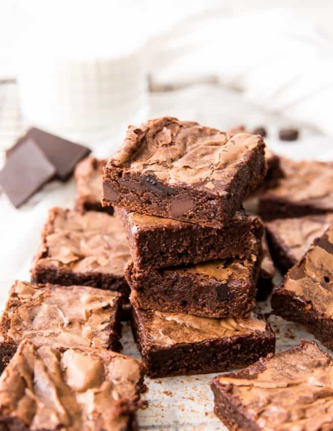 4 stacked fudgy brownies surrounded by more brownies.