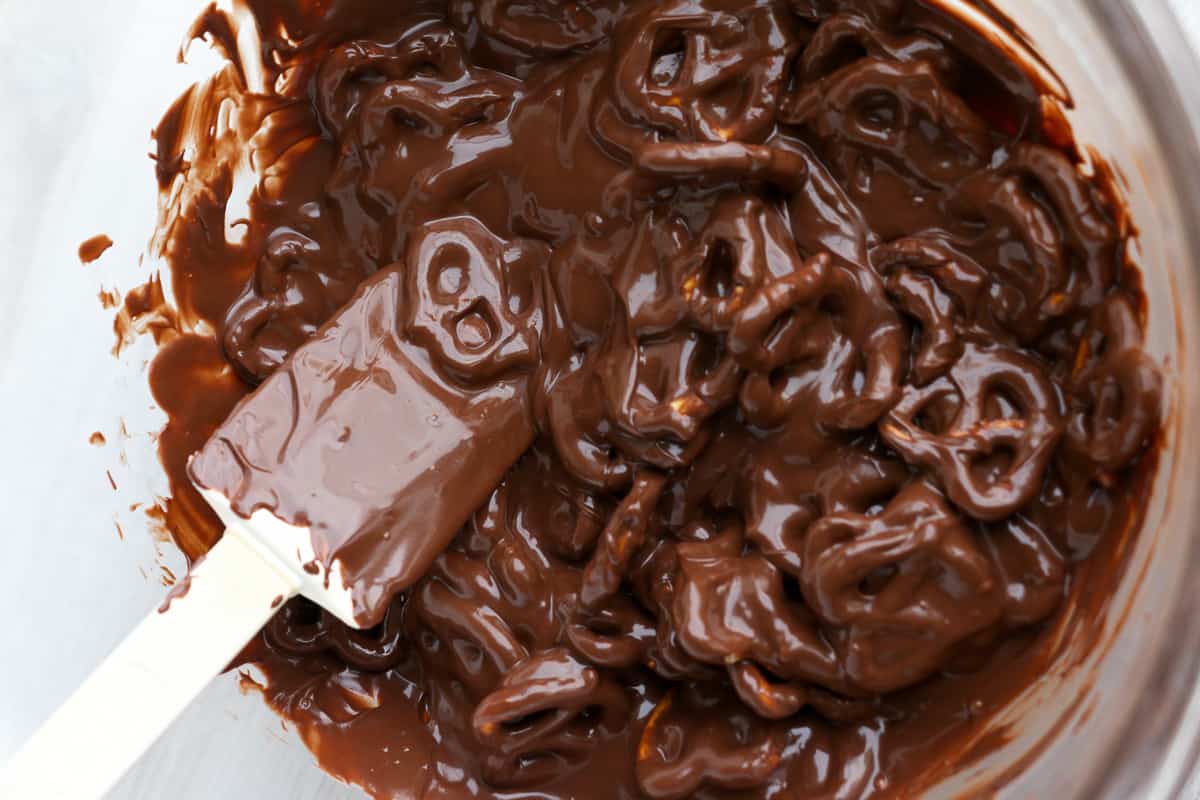 how to make m&m chocolate pretzel bark