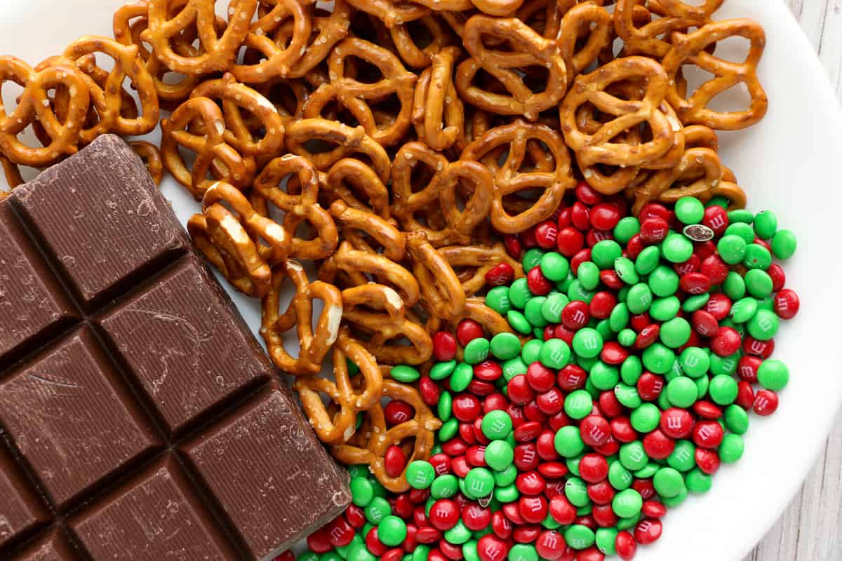 how to make m&m chocolate pretzel bark