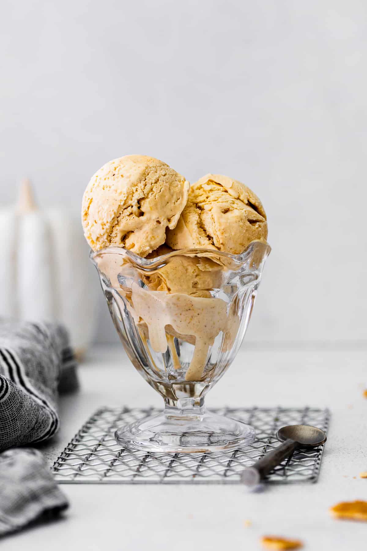 3 scoops of pumpkin pie ice cream in ice cream dish