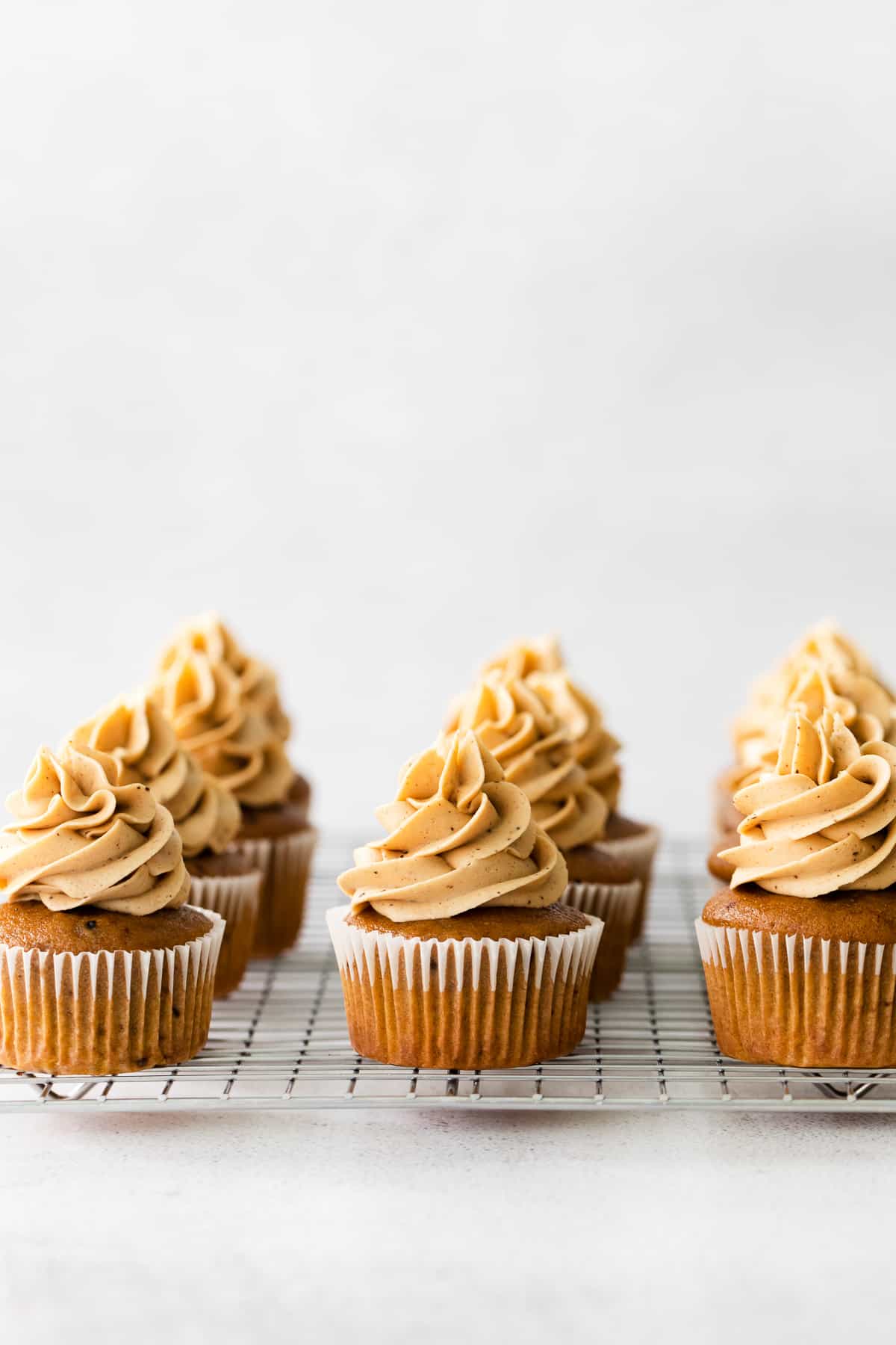 frosted pumpkin spice latte cupcakes on cooling rack