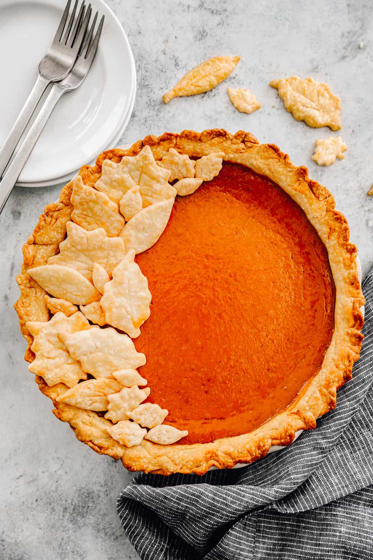 overhead image of pumpkin pie before slicing