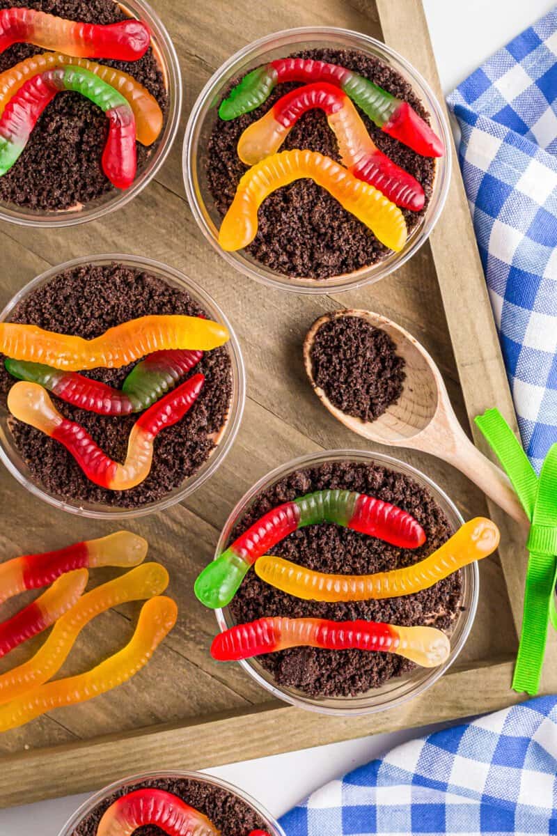 dirt cake cups with gummy worms