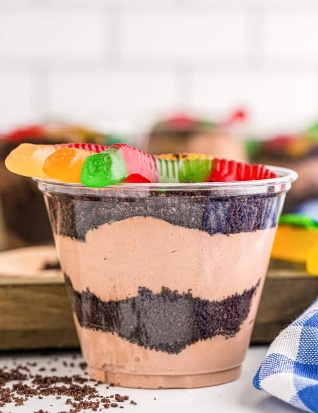 dirt cake cup with gummy worms