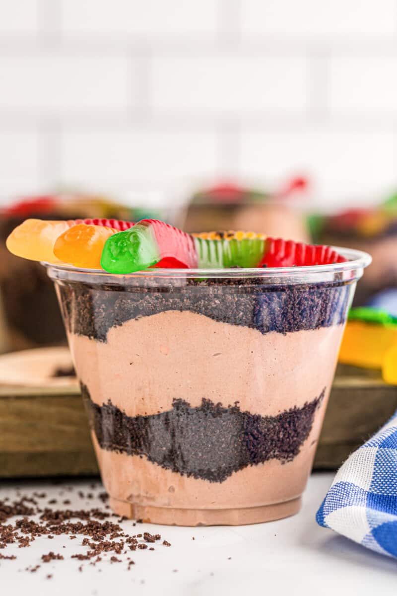 dirt cake cup with gummy worms