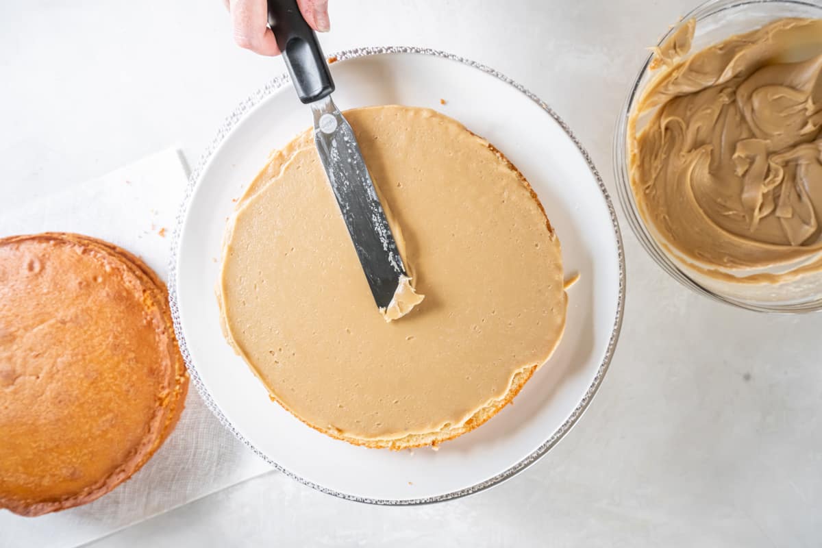 frosting a caramel cake