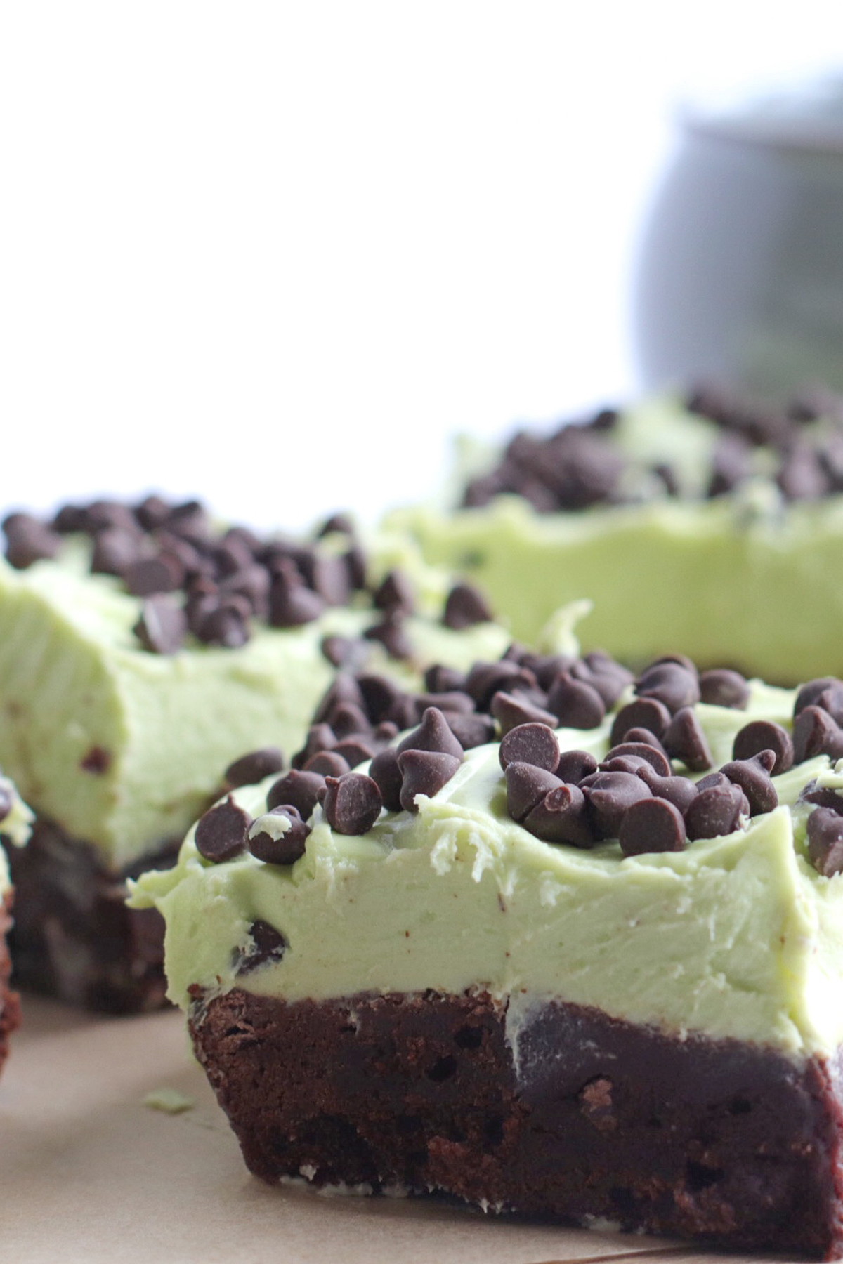 close up on mint chocolate chip brownies