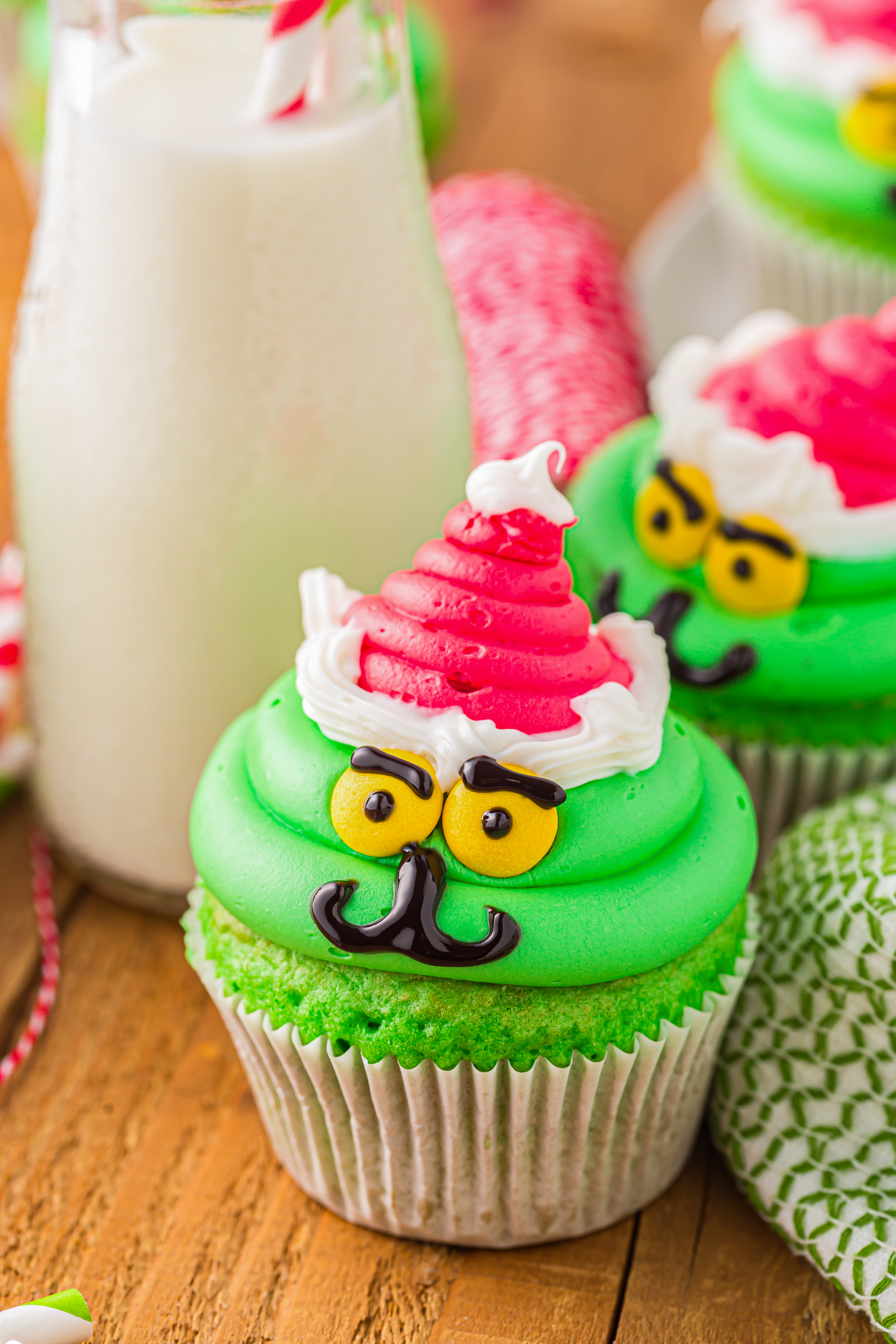 grinch cupcakes with frosting christmas hat and face