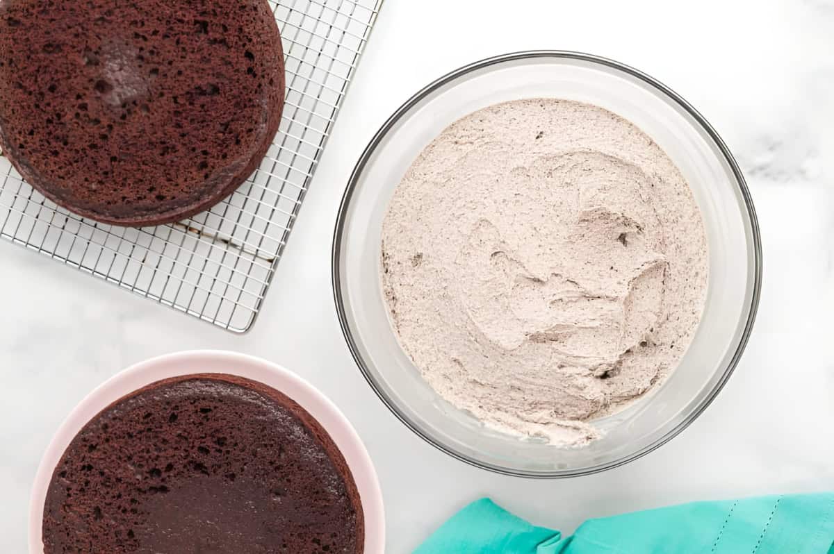 oreo buttercream frosting in a glass bowl.