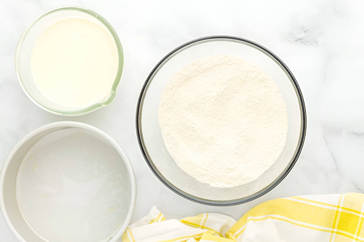 dry ingredients for lemon cake in a glass bowl.