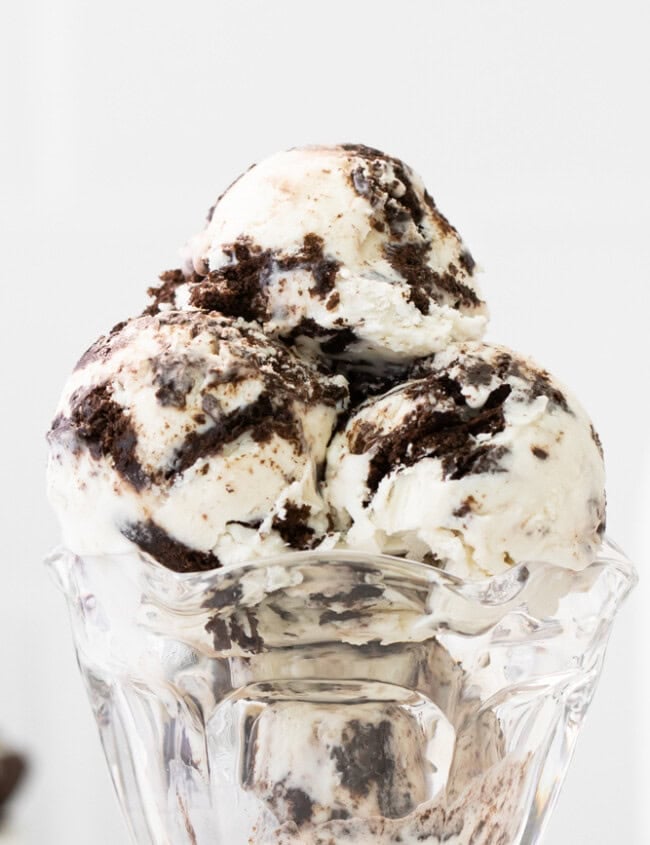 close up of oreo ice cream in a glass dish.