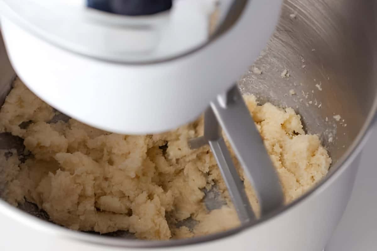 Dough processing in a stand mixer.