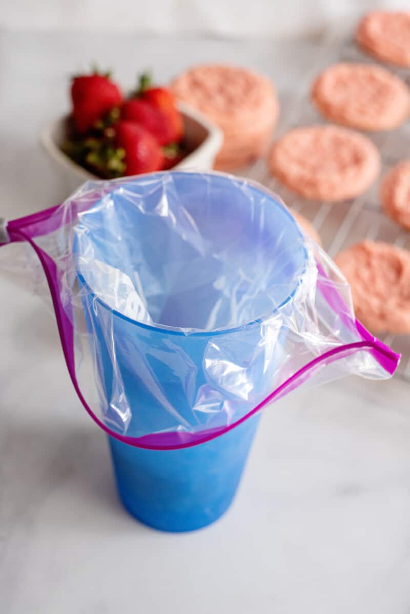 a ziplock bag set in a tall blue cup.