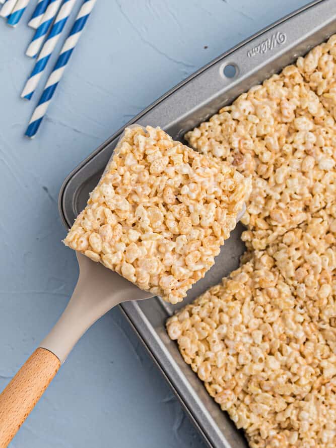 spatula removing a Rice Krispie treat square out of a pan