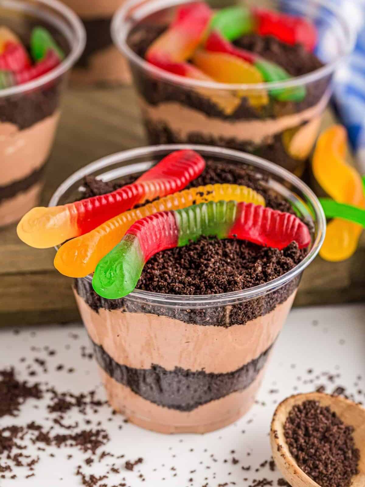 dirt cake cups with gummy worms