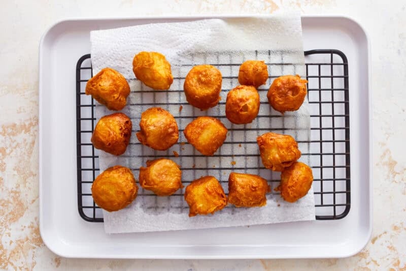 Fried bananas on a cooling rack.