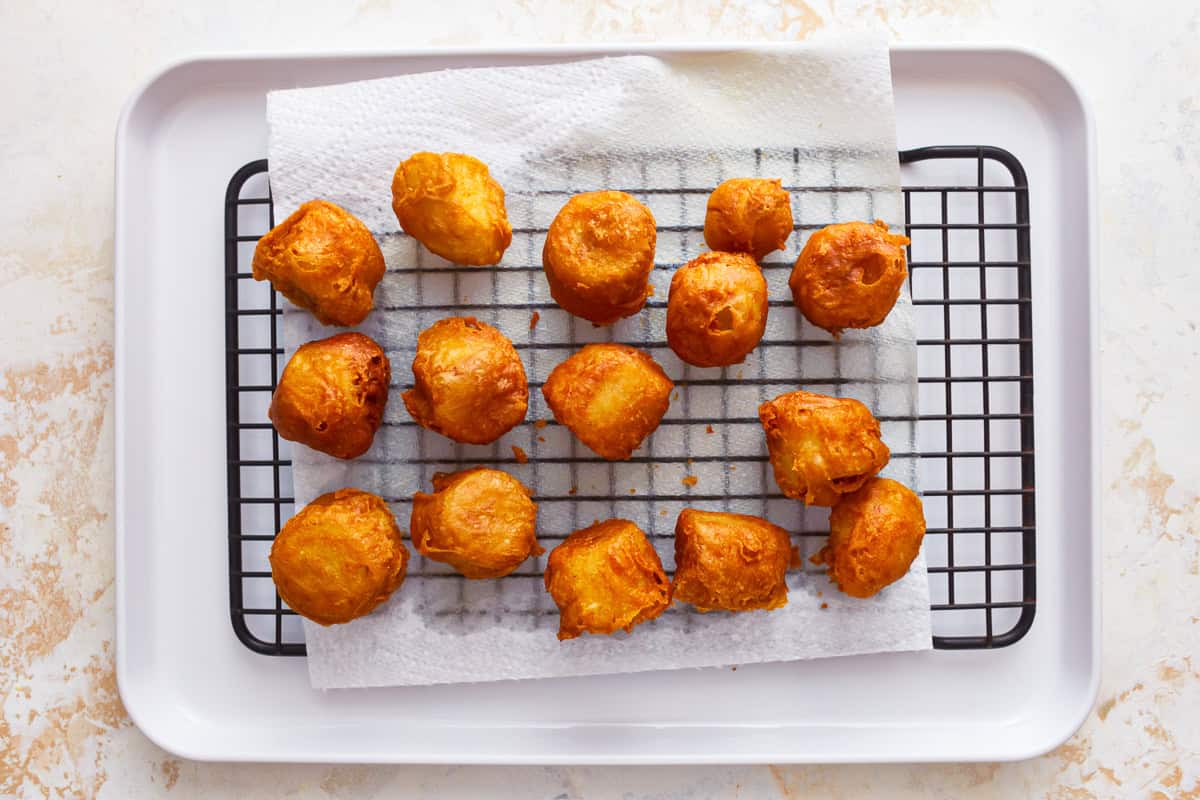 Fried bananas on a cooling rack.